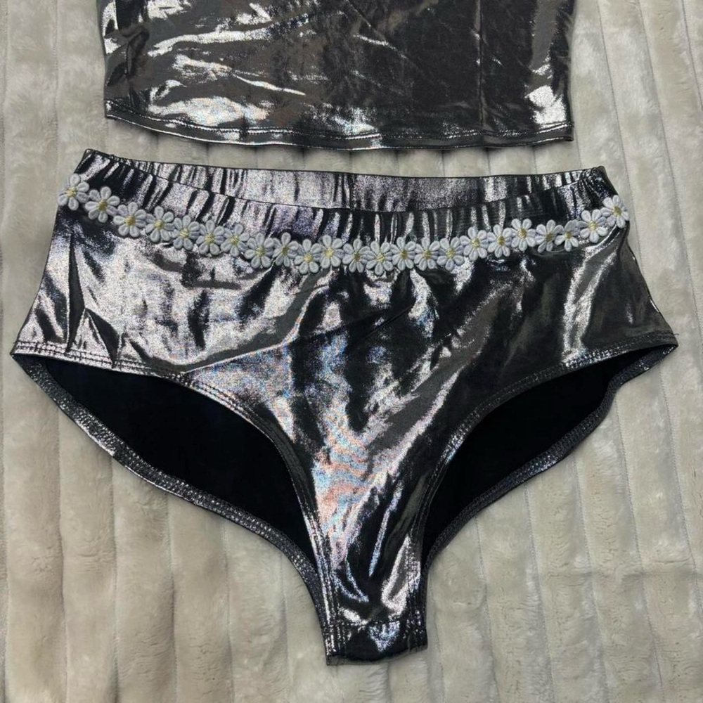 Silver metallic two piece set with daisy floral details - Picture 6 of 7